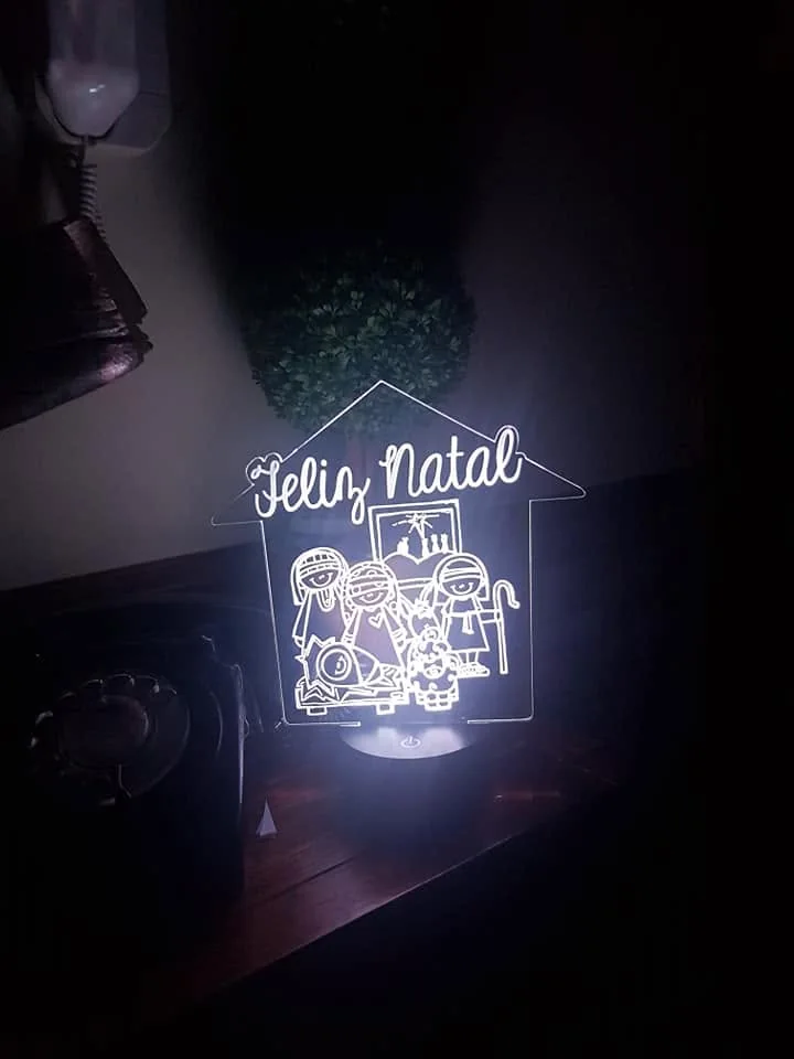Peça com imagem ou desenho destacado por iluminação.