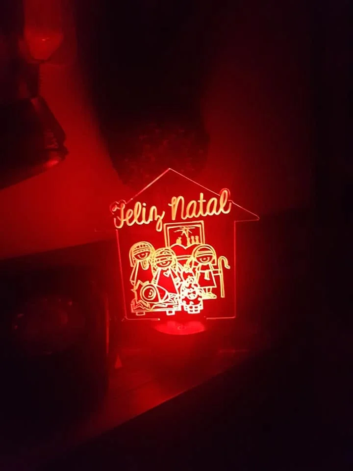 Peça com imagem ou desenho destacado por iluminação.
