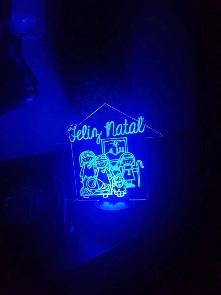 Peça com imagem ou desenho destacado por iluminação.