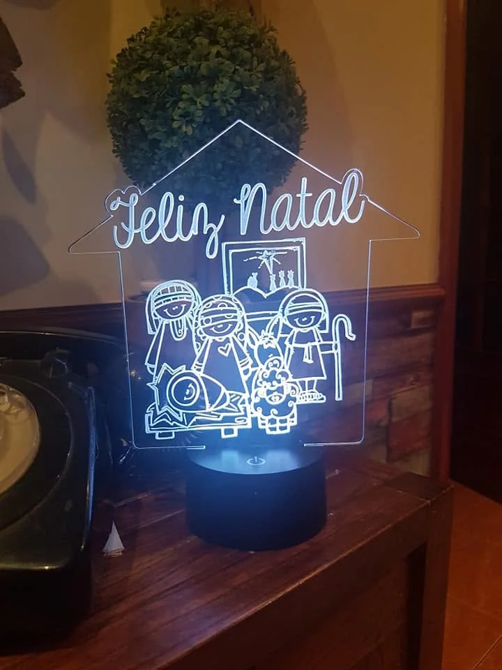 Peça com imagem ou desenho destacado por iluminação.