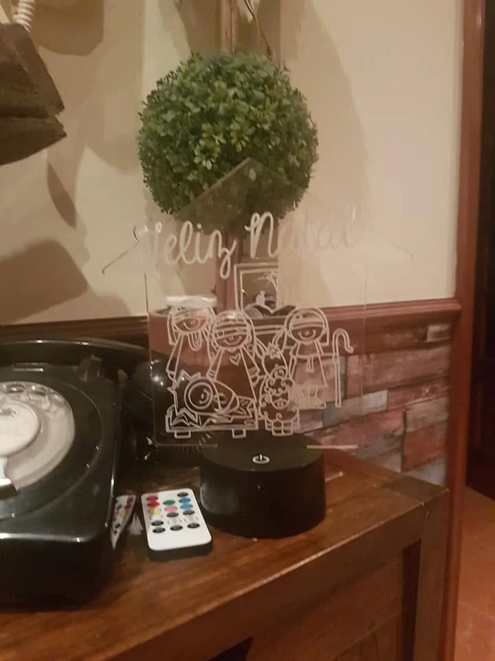 Peça com imagem ou desenho destacado por iluminação.