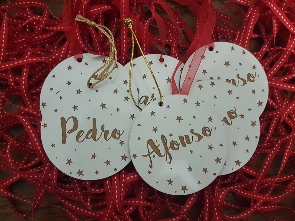 Enfeites com nomes, mensagens ou ilustrações para decorar a árvore e oferecer no Natal.