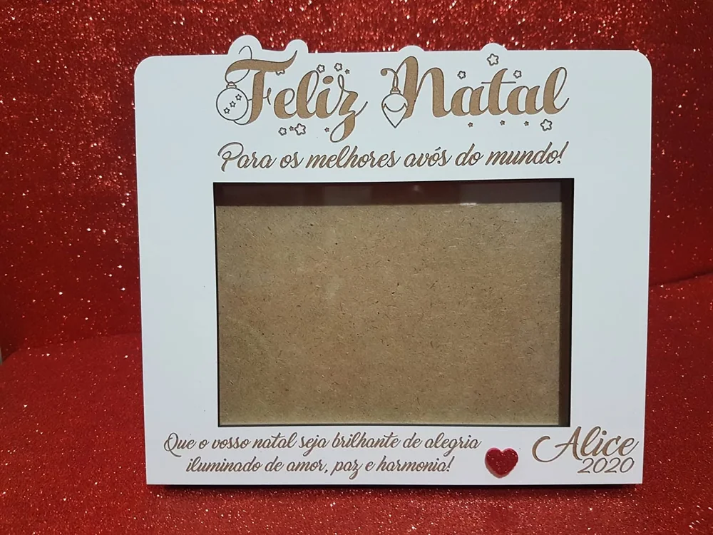 Moldura com espaço para fotografia e elementos personalizados para guardar uma memória.