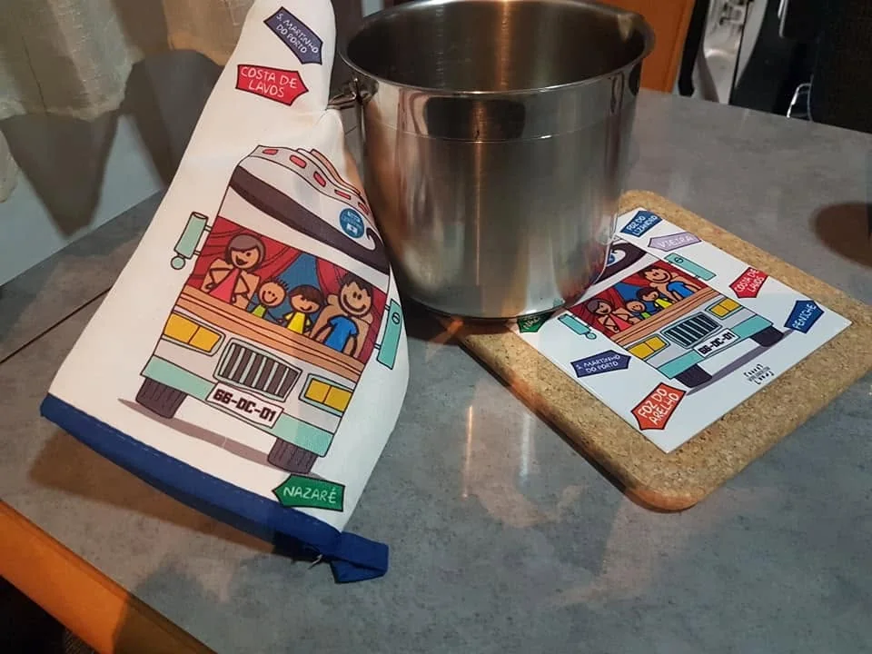 Artigos coordenados de cozinha com mensagens e ilustrações personalizadas.
