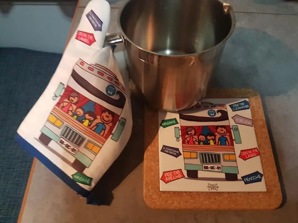 Artigos coordenados de cozinha com mensagens e ilustrações personalizadas.