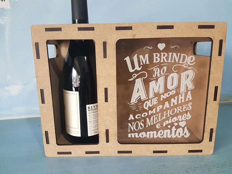 Caixa personalizada com espaço para garrafa e para guardar rolhas.