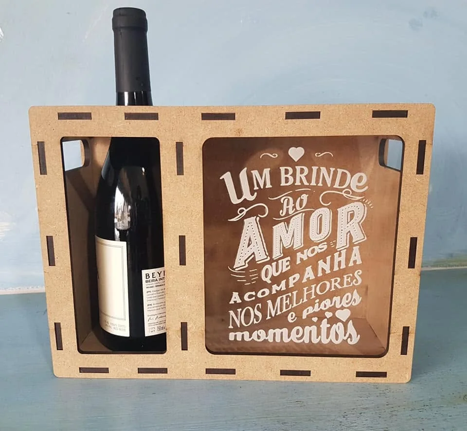 Caixa personalizada com espaço para garrafa e para guardar rolhas.