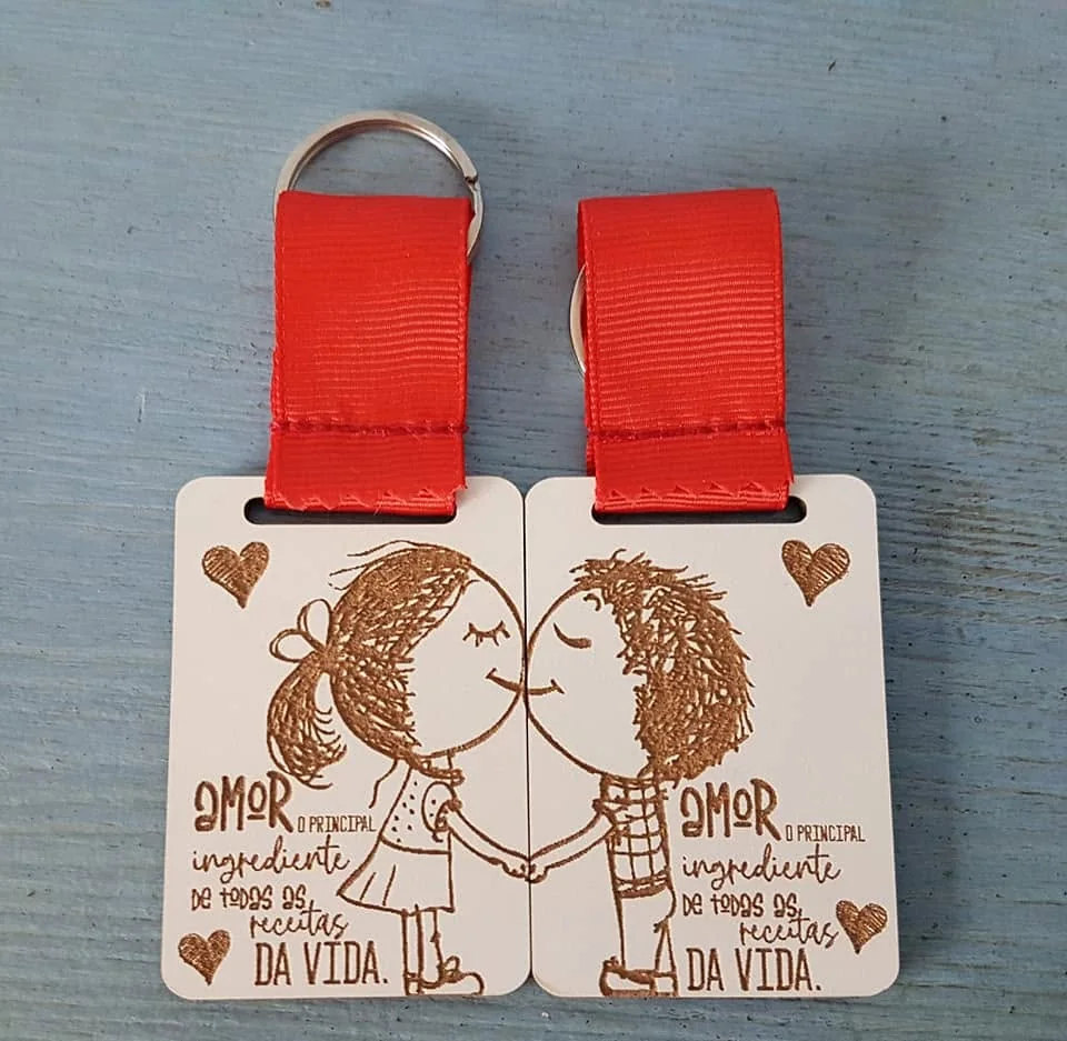 Porta-chaves com forma, mensagem ou imagem personalizada.
