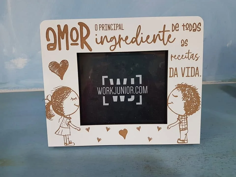Moldura com mensagem e espaço para uma fotografia do casal.