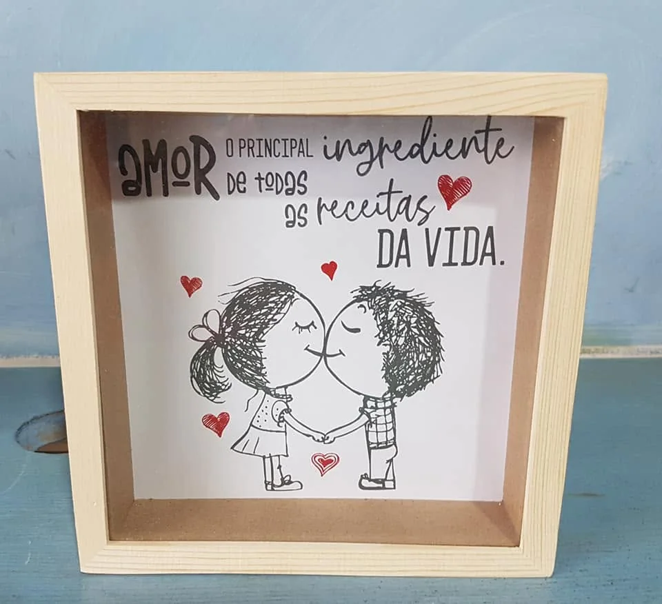 Moldura com mensagem e espaço para uma fotografia do casal.