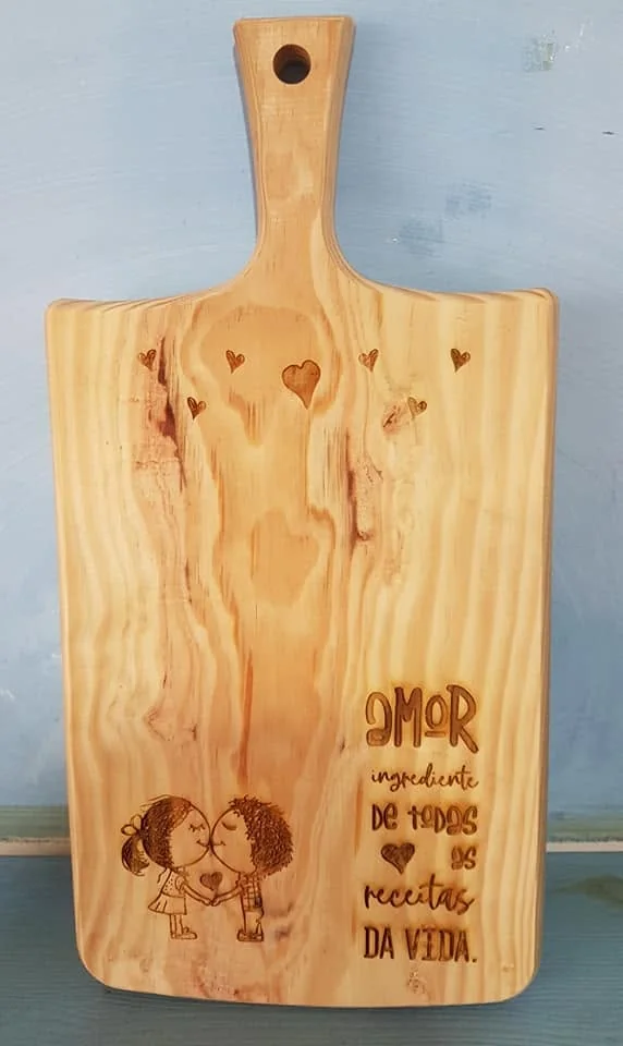 Tábua com gravação ou mensagem personalizada.