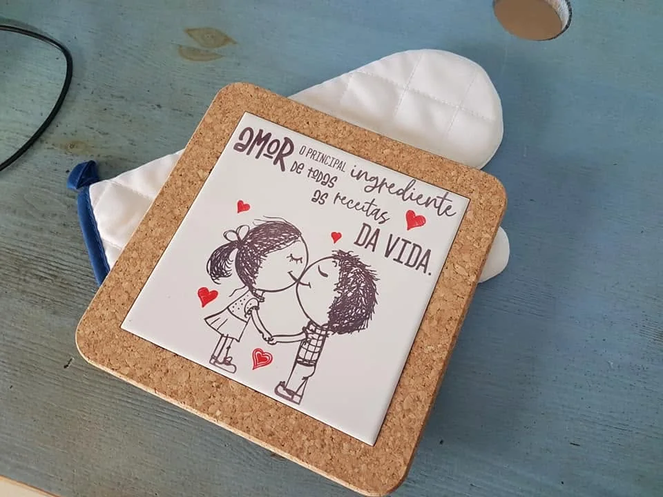 Peças de cozinha com mensagens e desenhos para oferecer ou usar no dia a dia.
