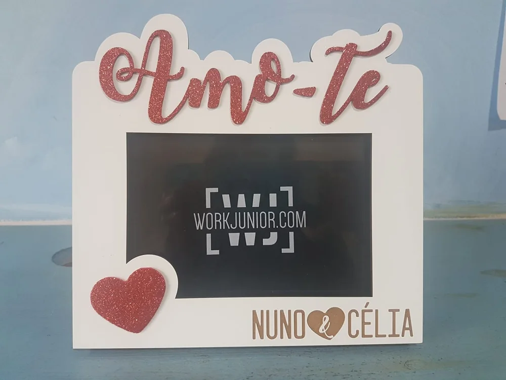 Moldura com mensagem e espaço para uma fotografia do casal.