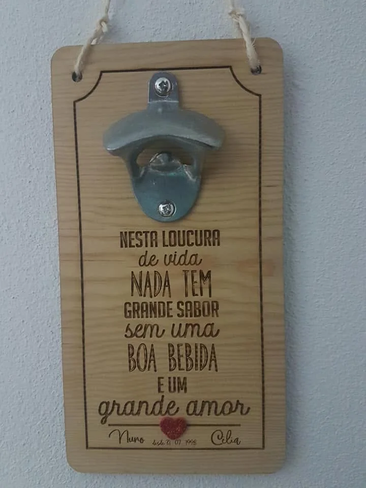 Abre-garrafas montado numa placa com mensagens e elementos personalizados.