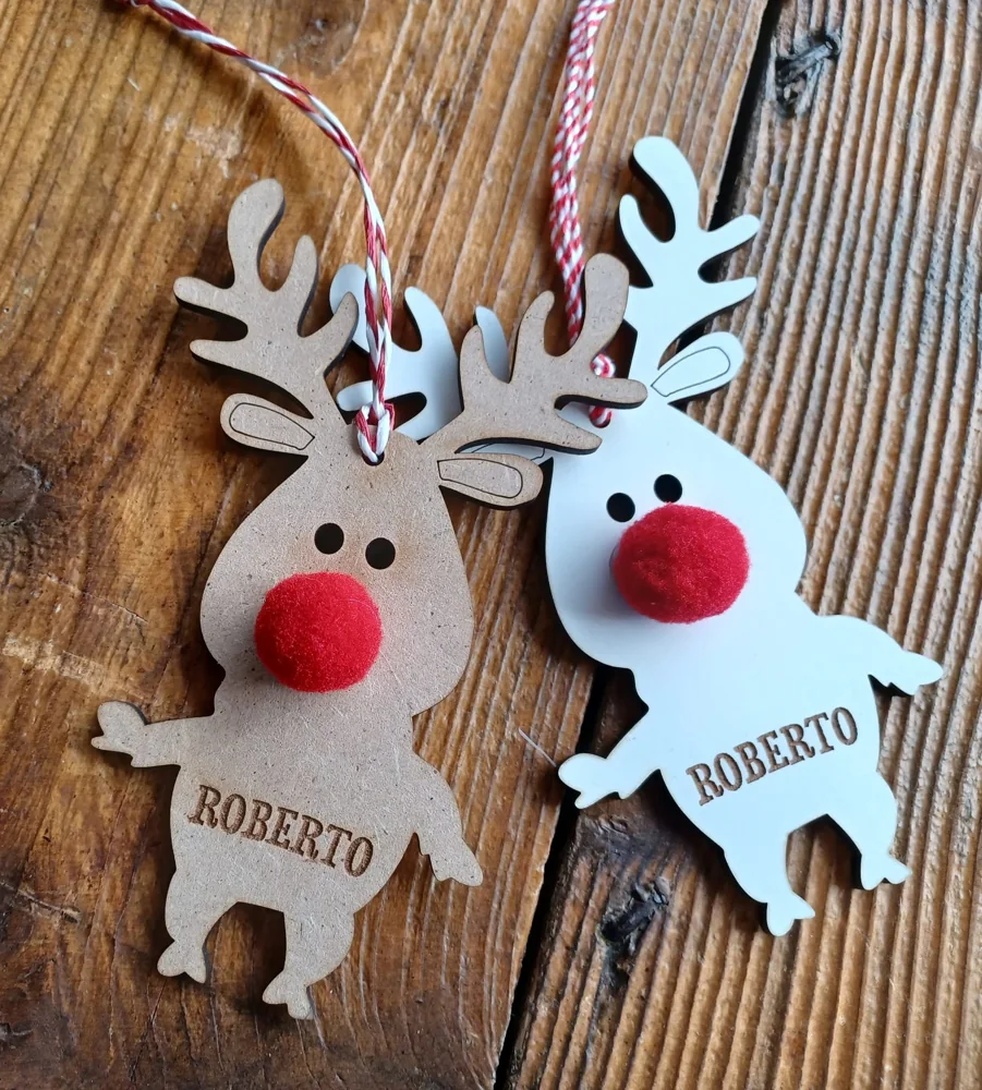 Enfeites com nomes, mensagens ou ilustrações para decorar a árvore e oferecer no Natal.