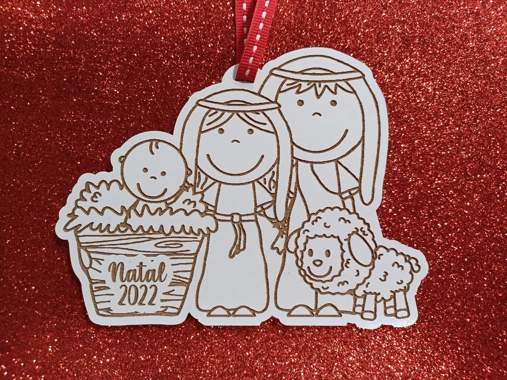 Enfeites com nomes, mensagens ou ilustrações para decorar a árvore e oferecer no Natal.