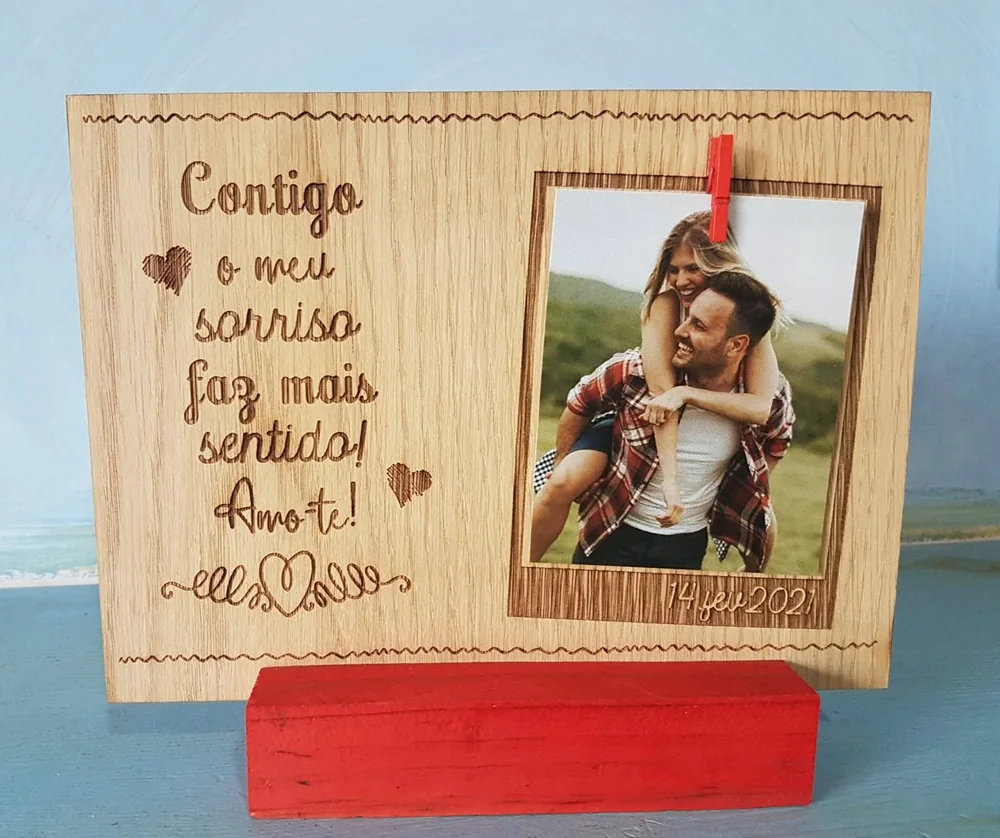 Moldura com mensagem e espaço para uma fotografia do casal.