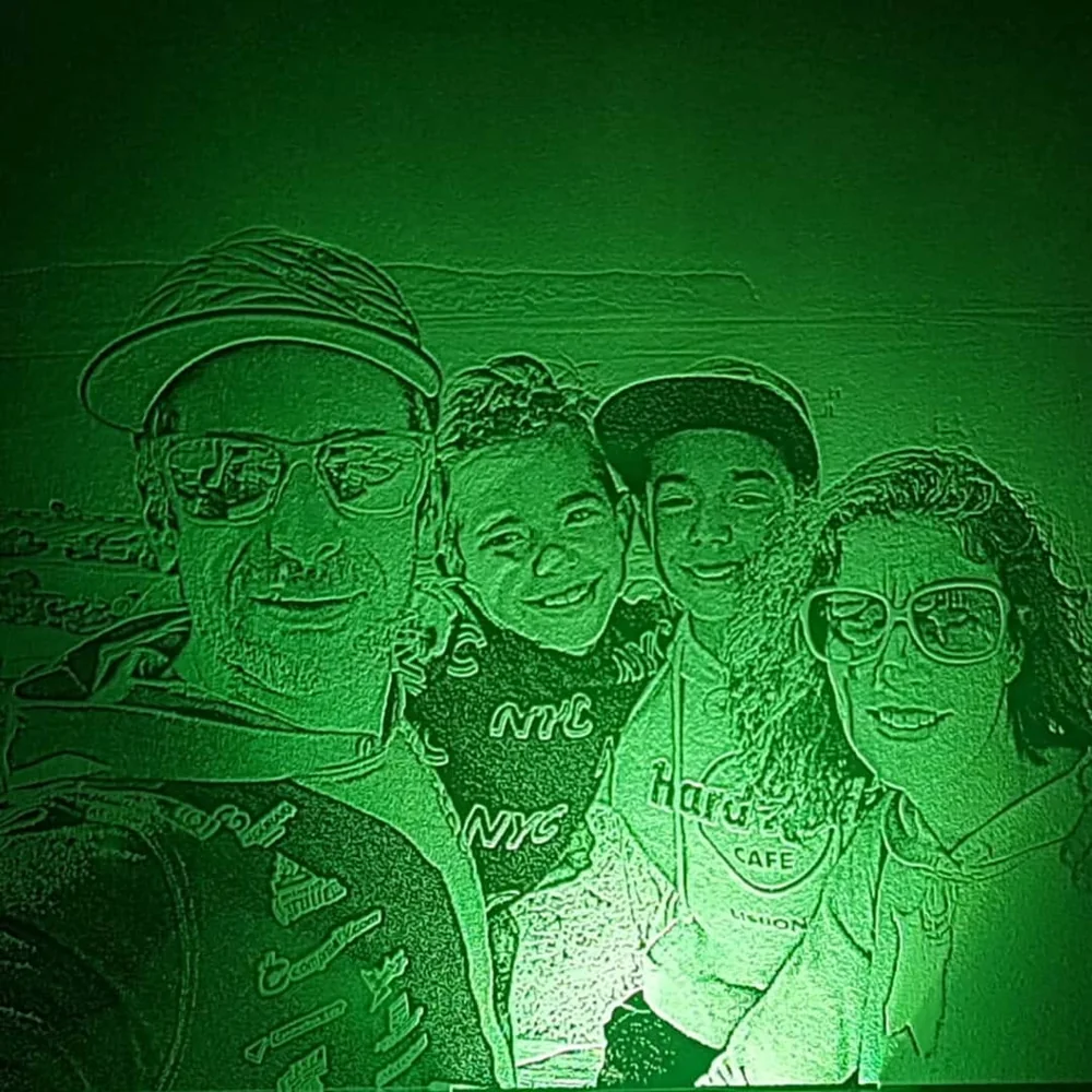 Peça com imagem ou desenho destacado por iluminação.