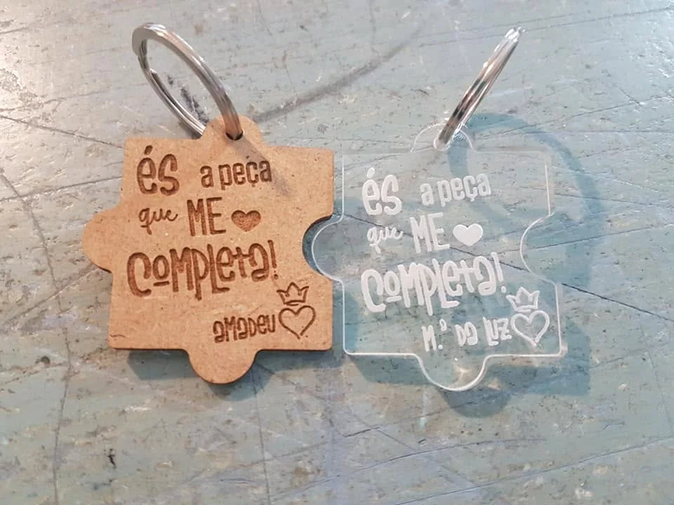 Porta-chaves com forma, mensagem ou imagem personalizada.