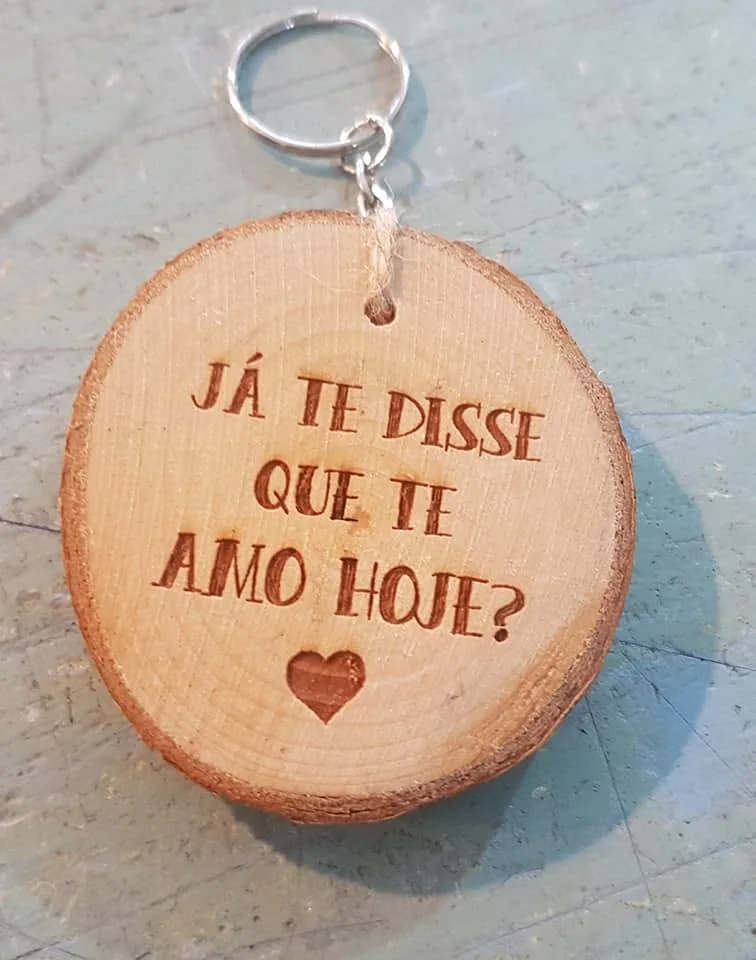 Porta-chaves com forma, mensagem ou imagem personalizada.
