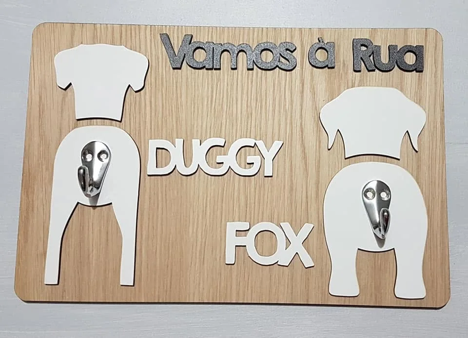 Suporte com nome ou silhueta para organizar as trelas dos animais de companhia.