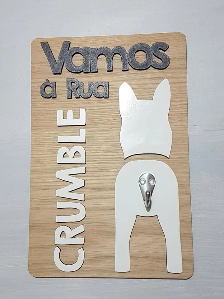 Suporte com nome ou silhueta para organizar as trelas dos animais de companhia.