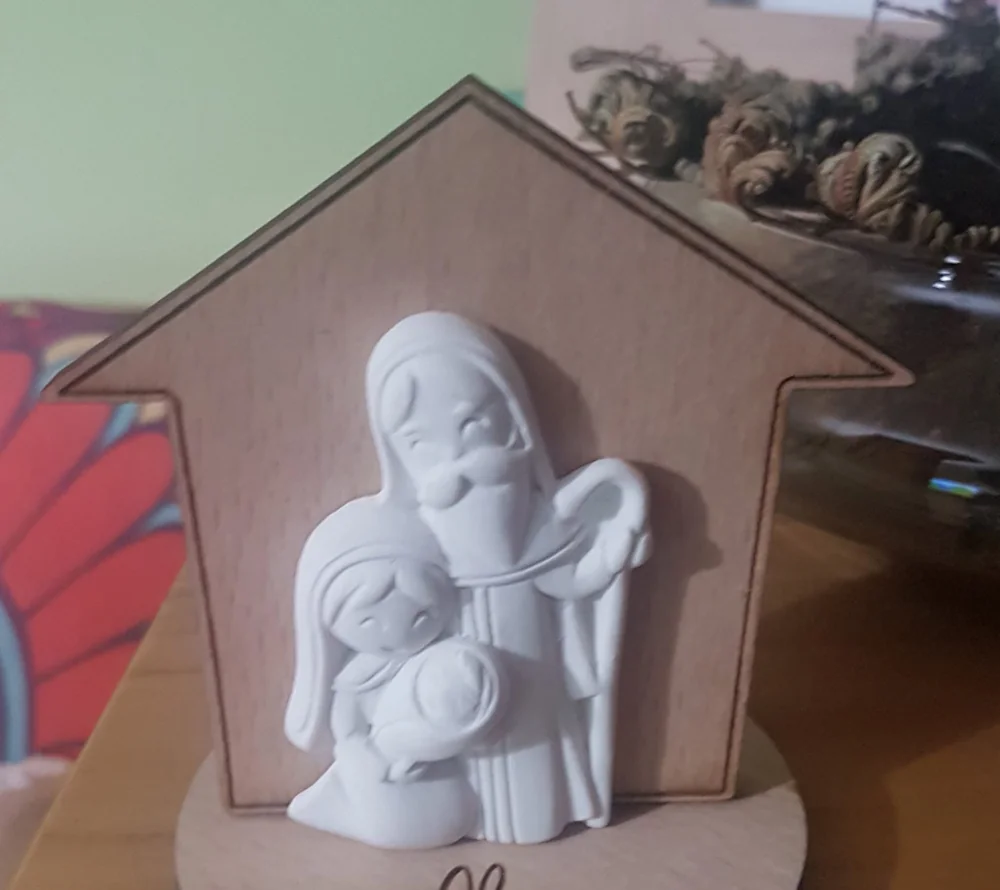 Peça decorativa com símbolos religiosos e elementos personalizados.
