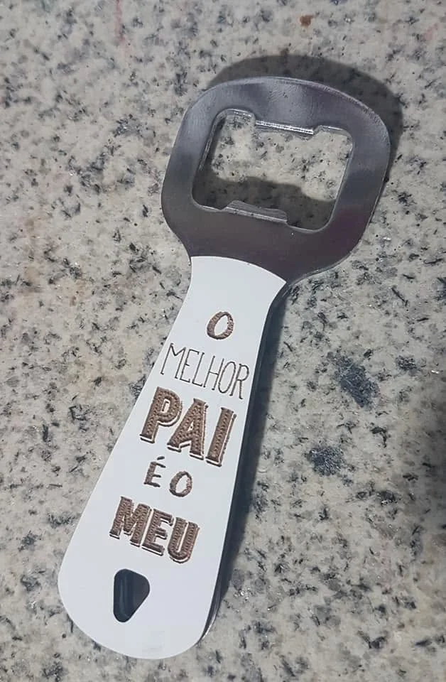 Porta-chaves com forma, mensagem ou imagem personalizada.