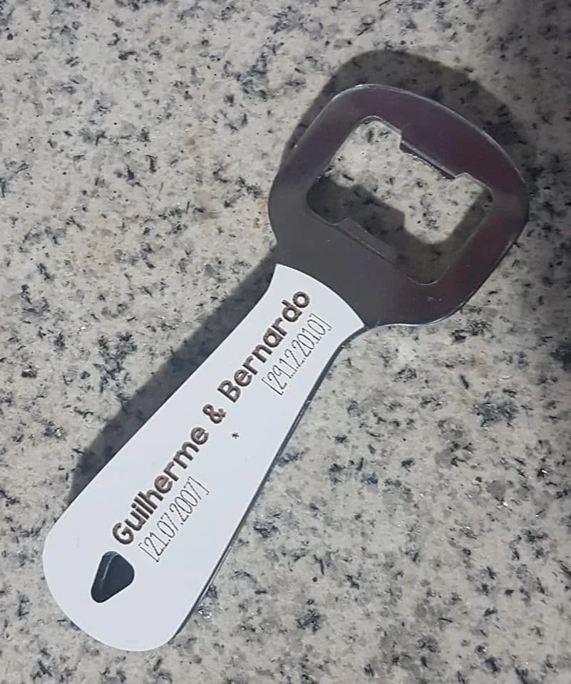 Porta-chaves com forma, mensagem ou imagem personalizada.