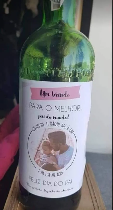 Garrafa apresentada com rótulo ou mensagem personalizada.