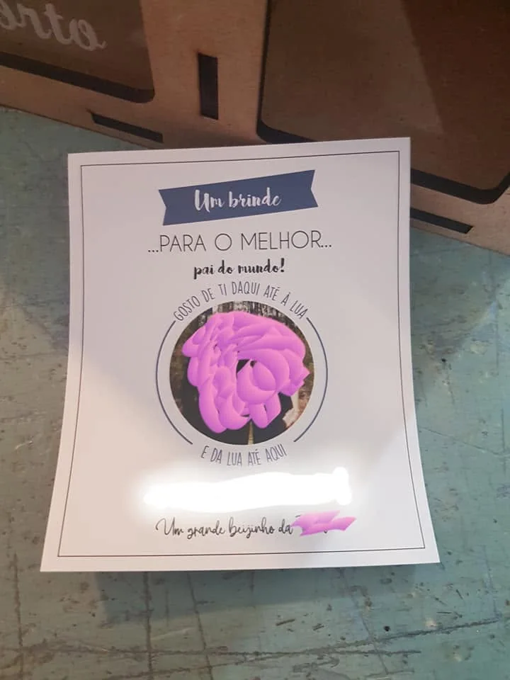 Moldura com espaço para fotografia e elementos personalizados para guardar uma memória.