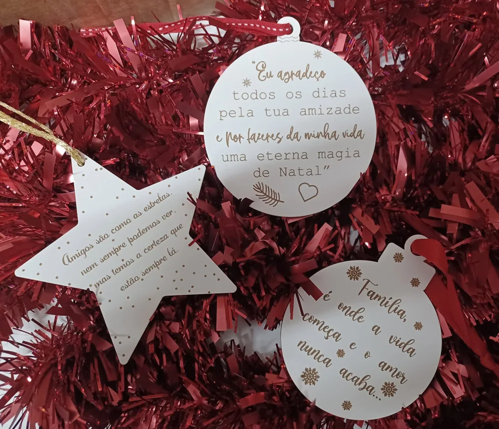 Enfeites com nomes, mensagens ou ilustrações para decorar a árvore e oferecer no Natal.