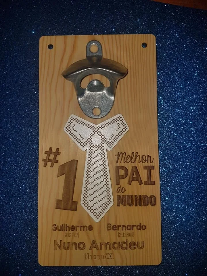 Abre-garrafas montado numa placa com mensagens e elementos personalizados.