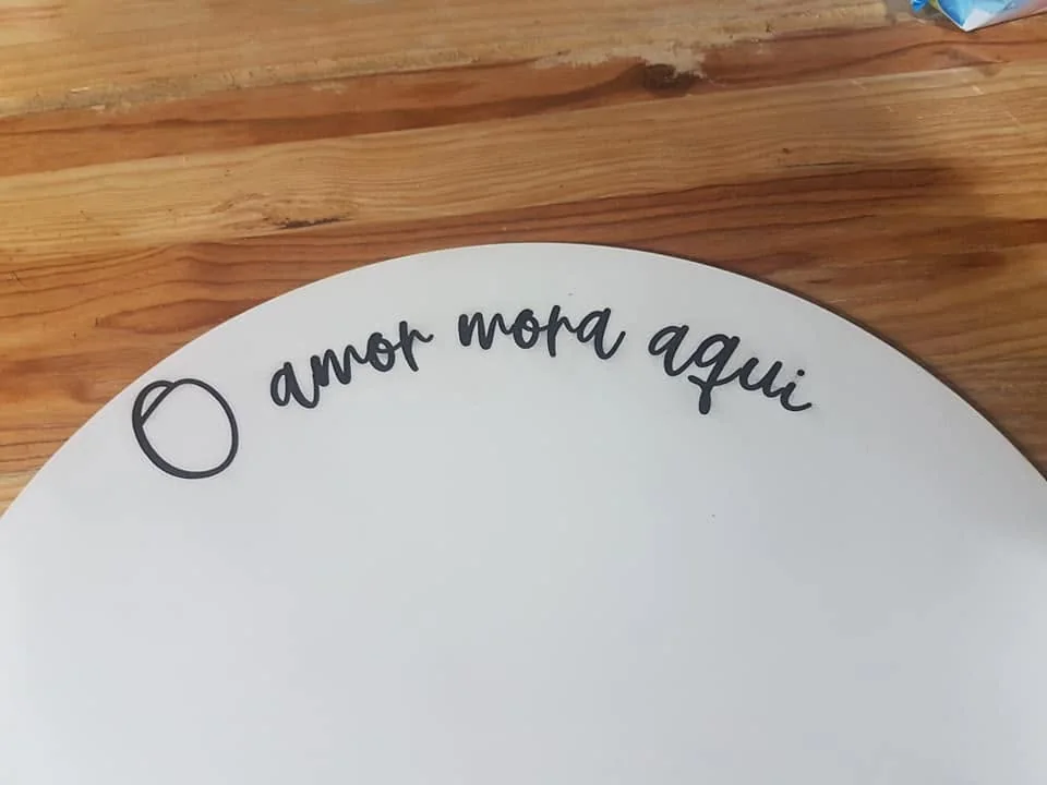 Suporte de parede com ganchos e elementos personalizados para organizar chaves.