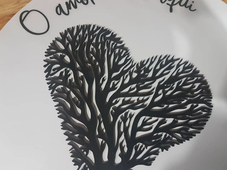 Suporte de parede com ganchos e elementos personalizados para organizar chaves.