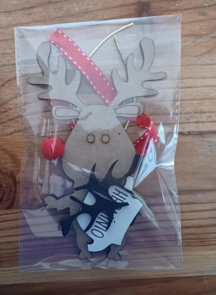 Enfeites com nomes, mensagens ou ilustrações para decorar a árvore e oferecer no Natal.