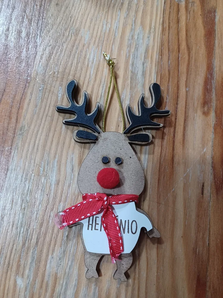 Enfeites com nomes, mensagens ou ilustrações para decorar a árvore e oferecer no Natal.