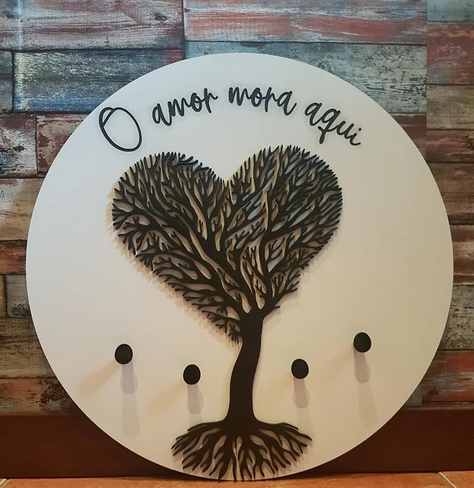 Suporte de parede com ganchos e elementos personalizados para organizar chaves.