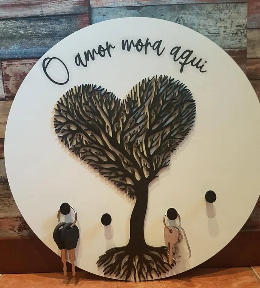 Suporte de parede com ganchos e elementos personalizados para organizar chaves.
