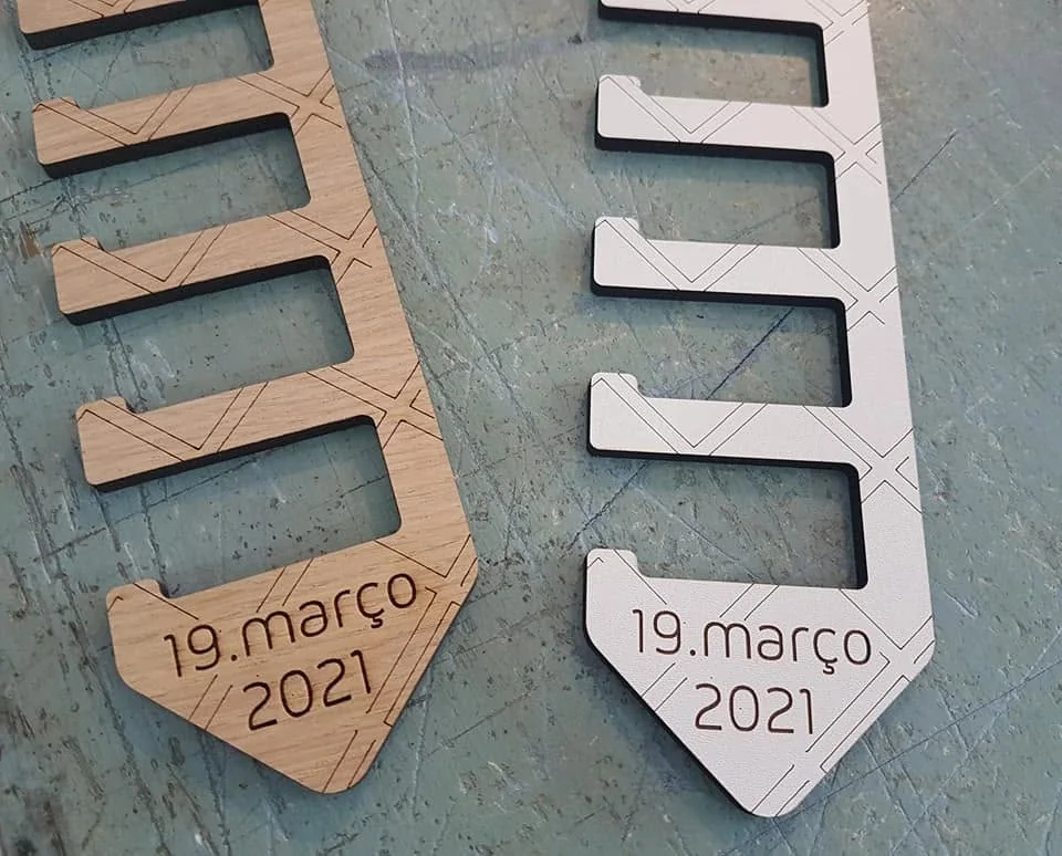 Suporte recortado com mensagem alusiva ao Dia do Pai.