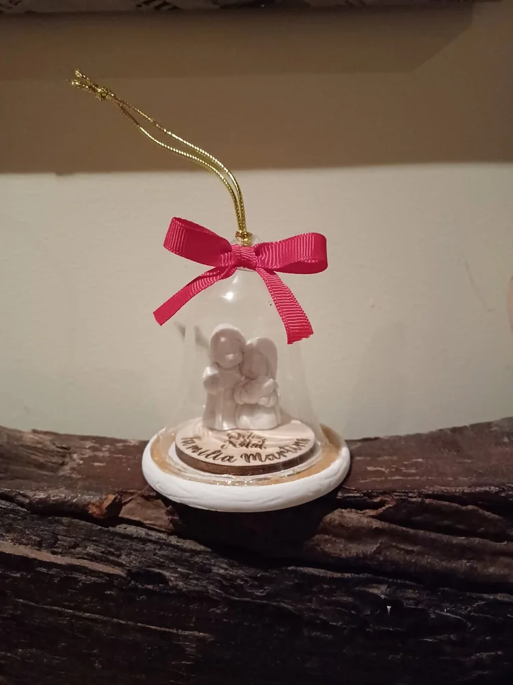 Enfeites com nomes, mensagens ou ilustrações para decorar a árvore e oferecer no Natal.