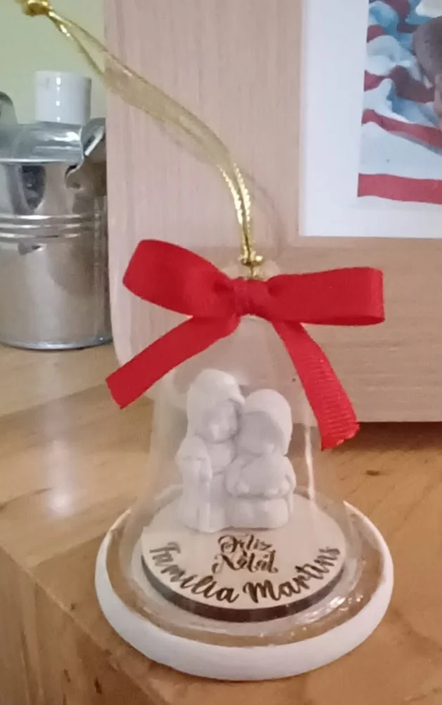 Enfeites com nomes, mensagens ou ilustrações para decorar a árvore e oferecer no Natal.