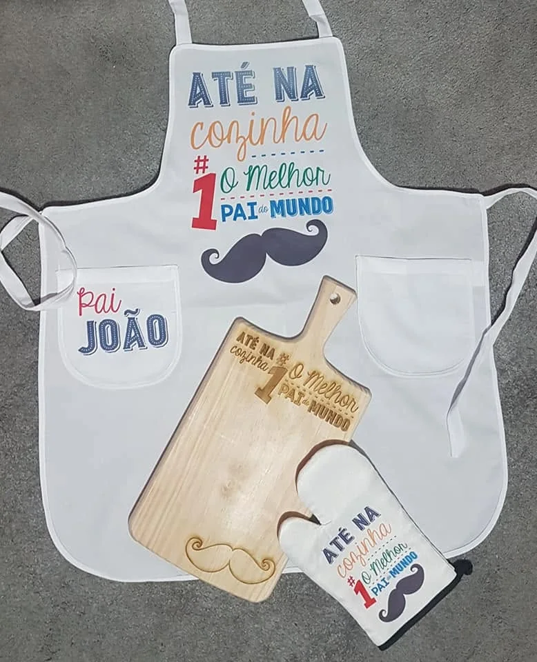 Artigos coordenados de cozinha com mensagens e ilustrações personalizadas.