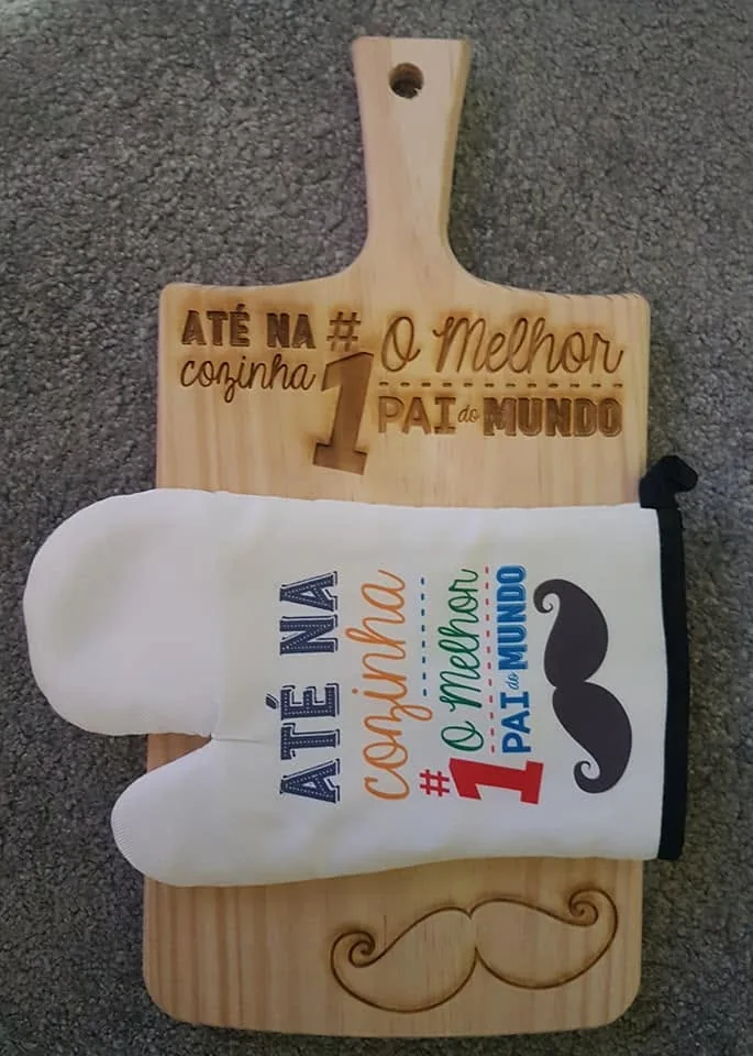 Artigos coordenados de cozinha com mensagens e ilustrações personalizadas.