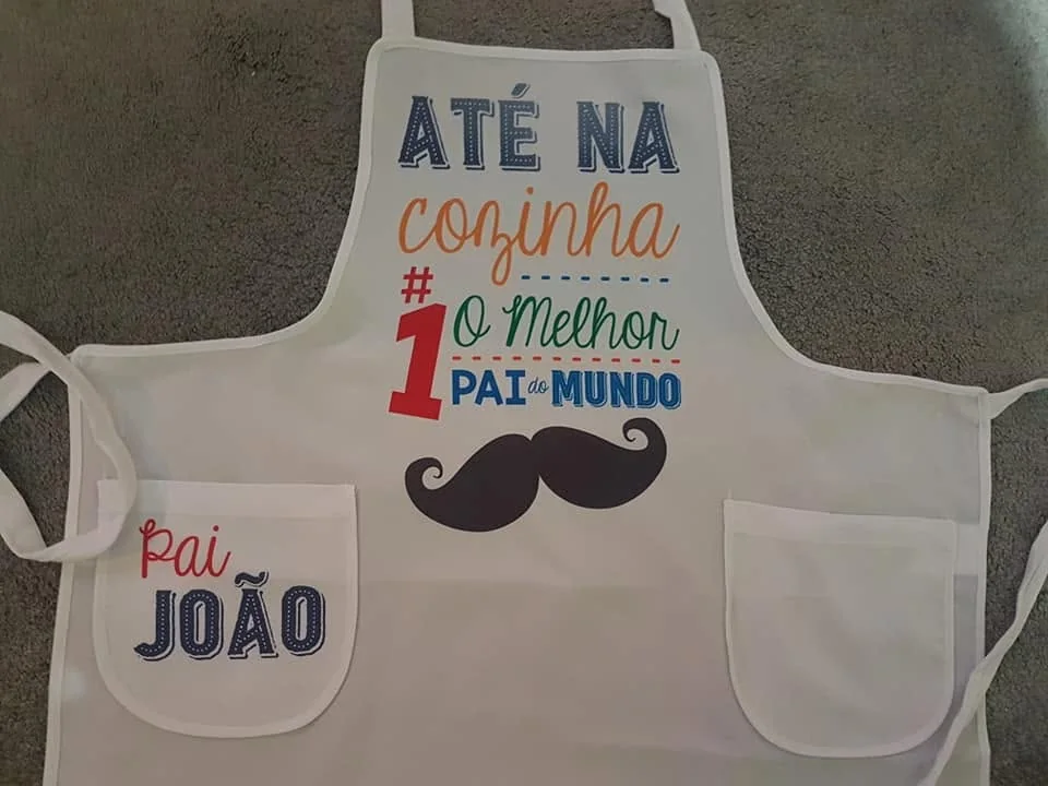Avental com impressão ou mensagem personalizada para oferecer.