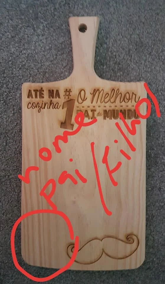 Tábua com gravação ou mensagem personalizada.
