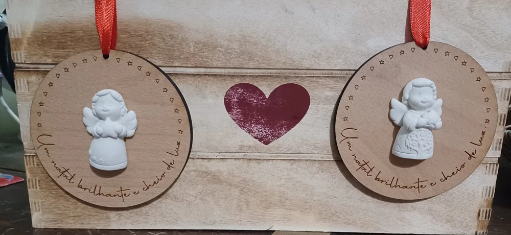 Peça decorativa com símbolos religiosos e elementos personalizados.