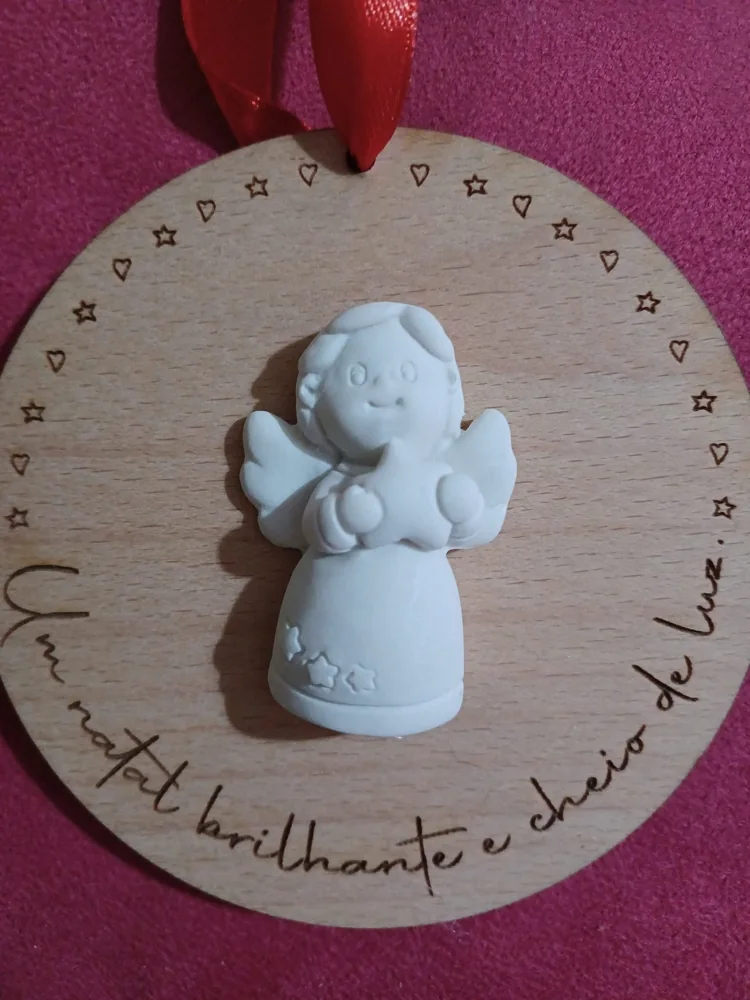 Peça decorativa com símbolos religiosos e elementos personalizados.