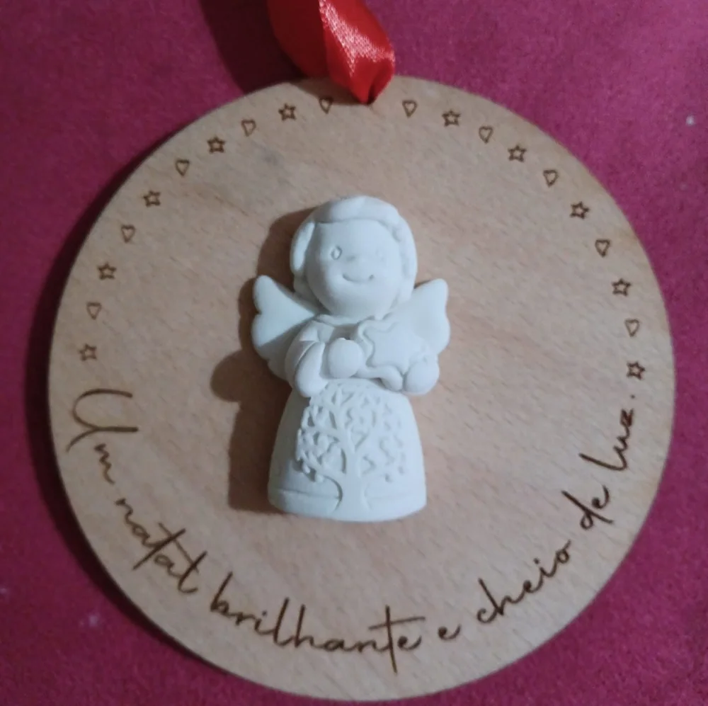 Peça decorativa com símbolos religiosos e elementos personalizados.