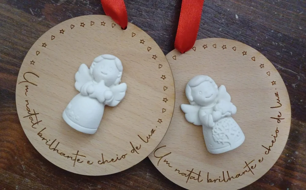 Peça decorativa com símbolos religiosos e elementos personalizados.